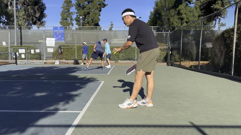 Cú giao bóng pickleball tạo áp lực ngay từ đầu hiệu quả hơn khi Lob Serve được nhắm đúng vị trí mục tiêu