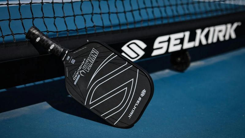 Nên ưu tiên mua vợt pickleball mặt nhám nếu thường xuyên chơi đánh đôi