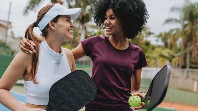 Sneaker Daily cung cấp đầy đủ các nhu cầu và sẵn sàng tư vấn loại vợt pickleball phù hợp với lối chơi đánh đôi