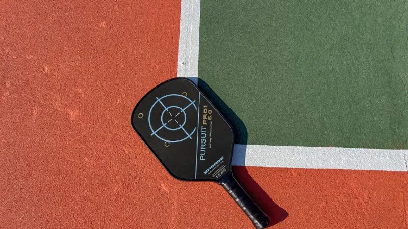 Vợt pickleball Engage là một trong những mẫu vợt đáng cân nhắc khi đặt vấn đề đánh đôi nên chọn vợt pickleball gì