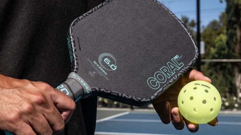 Vợt pickleball Six Zero nổi bật trong lối đánh đôi nhờ khả năng tạo xoáy và cảm giác bóng tinh tế