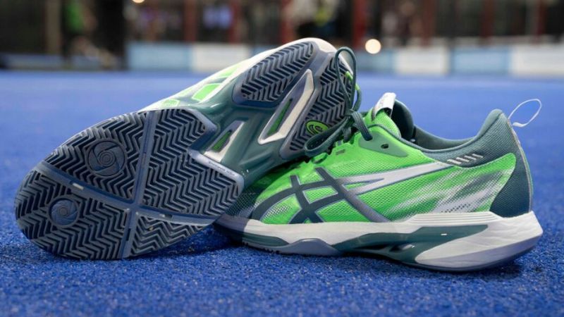 ASICS Sonicsmash FF sở hữu cấu thiết kế linh hoạt với phần đế bám phản ứng nhanh và thiết kế linh hoạt