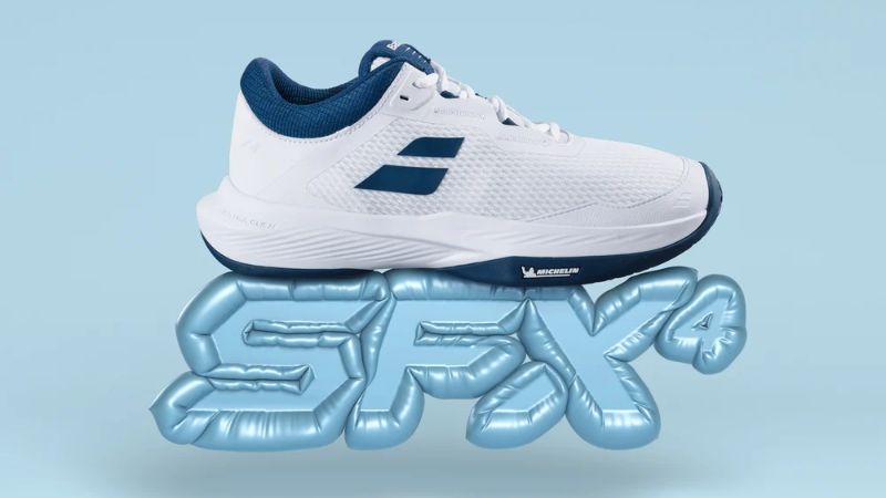 Đánh giá Babolat SF4 chi tiết với phần thân giày được kết hợp giữa sợi poly và vải mesh thoáng khí
