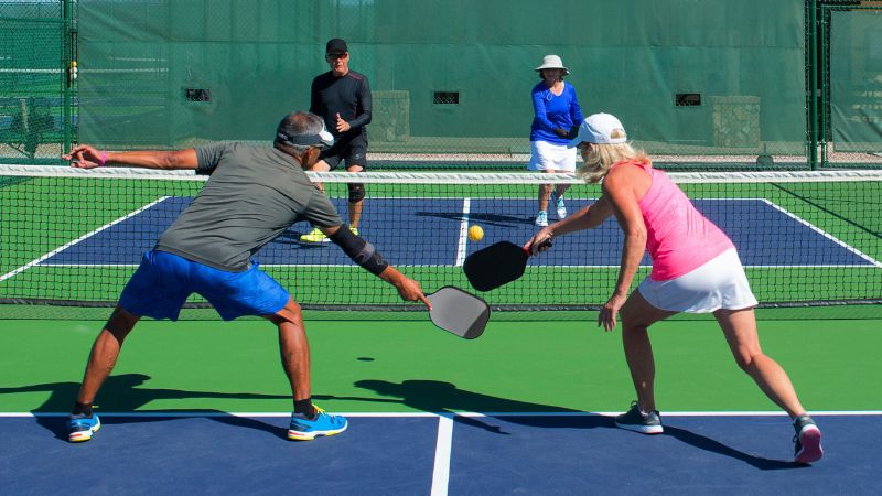 Người cao tuổi dễ bị đột quỵ tim hơn người trẻ trong lúc chơi pickleball do thể trạng nền suy yếu theo độ tuổi