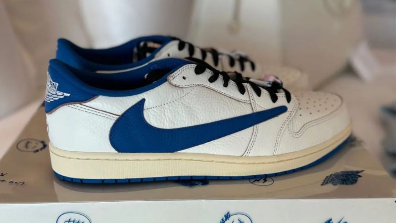 Travis Scott × fragment design × Nike Air Jordan 1 Low OG "Sail/Military Blue" ghi dấu ấn với chị em nhờ phối màu độc đáo