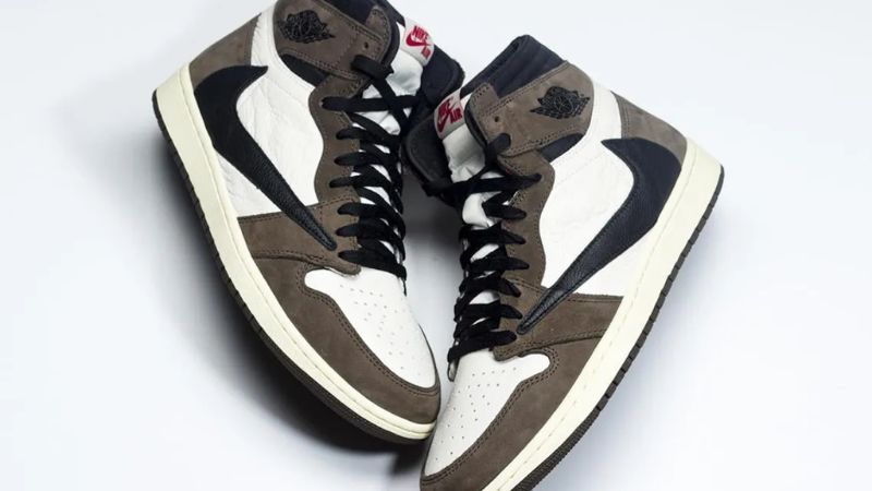 Phối màu "Sail/Dark Mocha" là mẫu giày mở đầu cho cuộc hợp tác giữa Travis Scott với Jordan Brand