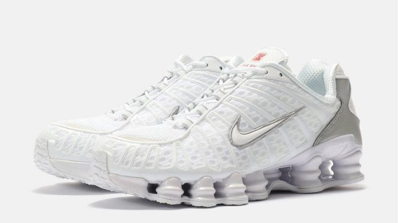 Nike Shox TL bản màu trắng là một lựa chọn không thể thiếu với những tín đồ phong cách Y2K