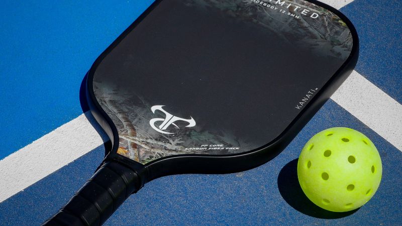Mặt vợt pickleball carbon mịn mang đến cảm giác đi bóng êm và ổn định