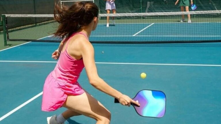 Phụ nữ nâng ngực có nên chơi pickleball?