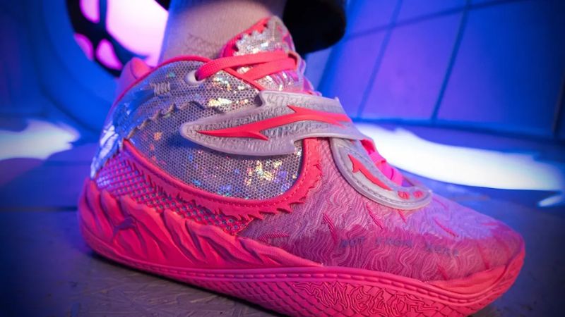 Phối màu Puma MB.05 ánh nhũ và lấp lánh trên thân giày mang đến cảm giác nổi loạn mà sang trọng