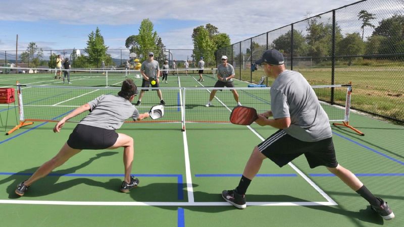 Verbal Warning trong Pickleball là gì? Người chơi có thể nhận cảnh cáo bằng lời nếu tranh cãi hoặc giao tiếp thiếu chuẩn mực trên sân.
