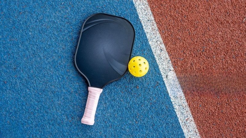 Trọng lượng là yếu tố tiên quyết khi xem xét mua vợt pickleball cho người tay yếu