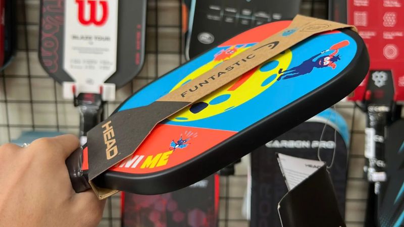Vợt pickleball Head MiniMe là một trong những thiết kế vợt pickleball cho người tay yếu không thể bỏ qua