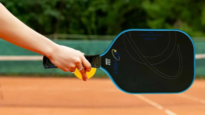 Trọng lượng khi xoay vợt là một trong những tiêu chí đánh giá một cây vợt pickleball tốt nhất cho người bị viêm khuỷu tay