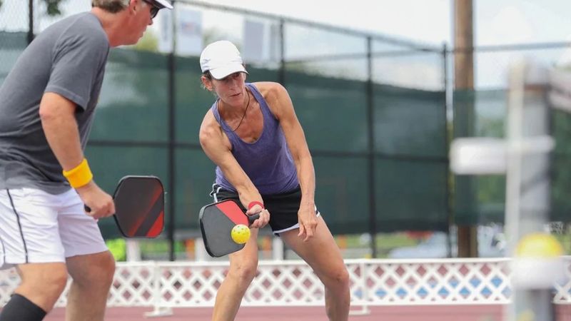 Tư thế chuẩn giúp xử lý những cú dink hiểm hóc trong pickleball nhanh, ổn định và chính xác hơn.