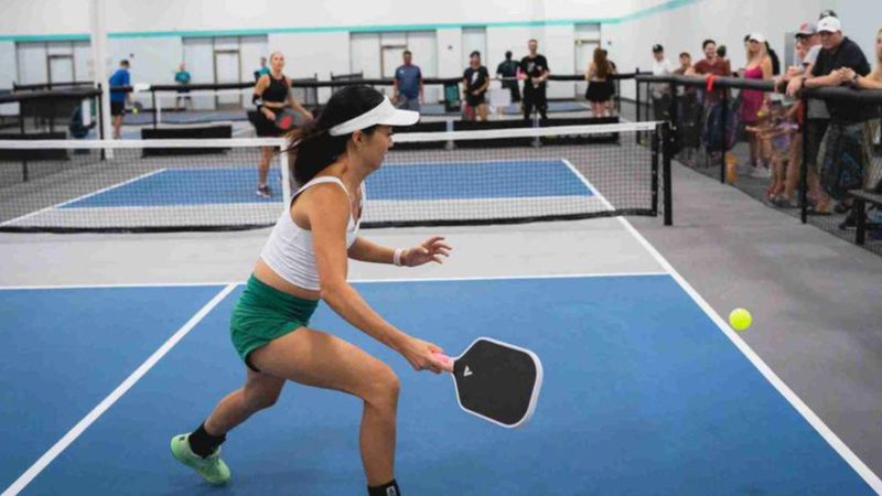 Hình ảnh giải thích xử lý những cú dink hiểm hóc trong pickleball thông qua nhận diện quỹ đạo và điểm rơi.