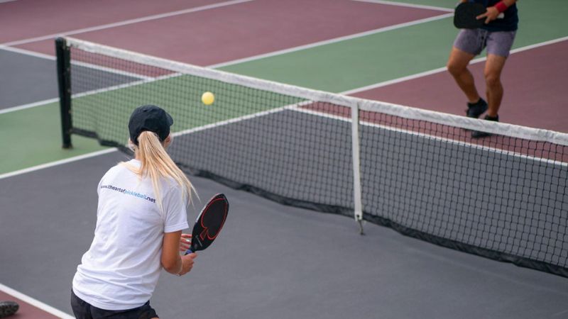 Drill dink chéo sân giúp xử lý những cú dink hiểm hóc trong pickleball linh hoạt và chuẩn xác hơn