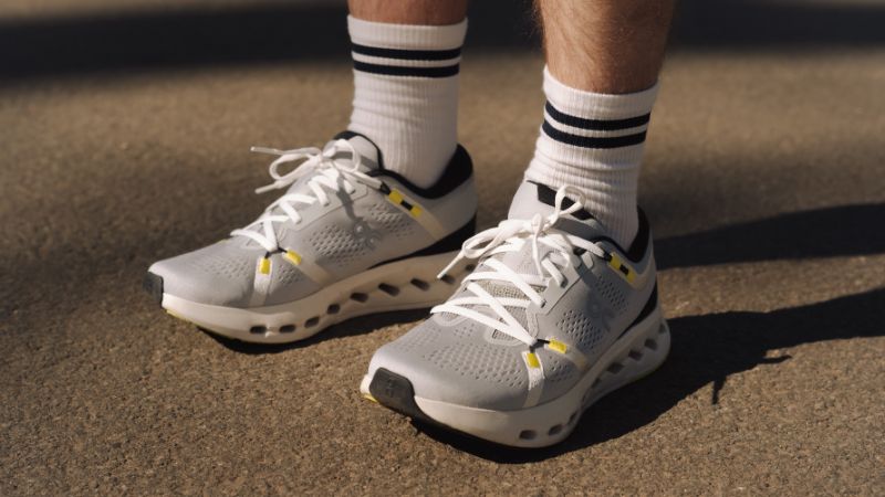 Người dùng đối chiếu bảng size giày On Running trước khi chọn mua giày chạy bộ chính hãng