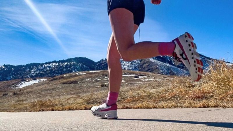 Form giày On Running nữ với thiết kế ôm chân và cách chọn size phù hợp