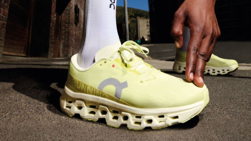 Minh họa khoảng trống mũi giày và cách tăng nửa size khi mang On Running