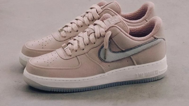 Chất liệu da premium, lớp lót quilted và đế icy trên Nike Air Force 1 "WYWS"