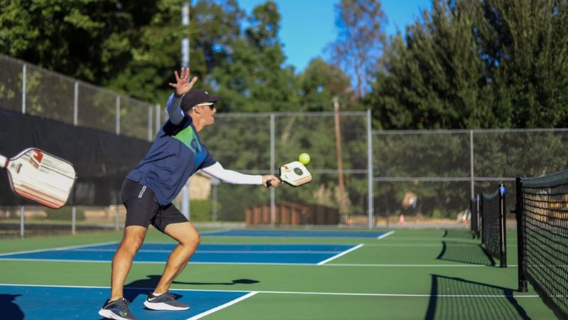 Làm chậm nhịp trận đấu giúp người chơi Pickleball vô hiệu hóa lợi thế tốc độ của đối thủ