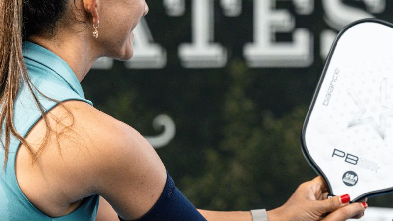 Cú lob đúng thời điểm giúp người chơi Pickleball khai thác vị trí áp sát lưới của đối thủ
