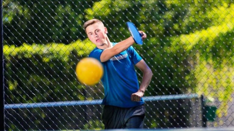 Cách khắc phục tình trạng đánh quá mạnh trong Pickleball