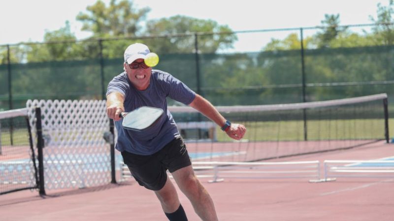 Người chơi pickleball thực hiện cú đánh quá mạnh khiến bóng mất kiểm soát