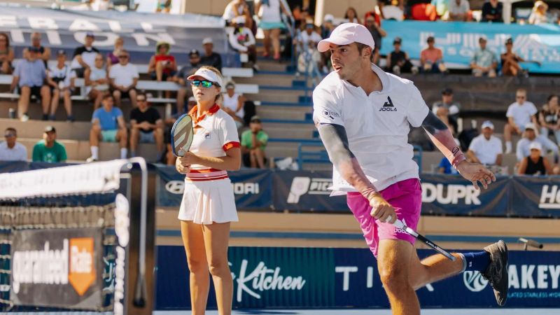 Chiến thuật trong đánh đôi nam nữ trong pickleball giúp phối hợp hiệu quả, tận dụng điểm mạnh từng người chơi.