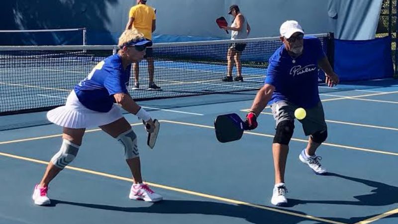 Trang bị giày pickleball phù hợp giúp di chuyển nhanh, hỗ trợ stacking, tiến lưới và xử lý bóng linh hoạt