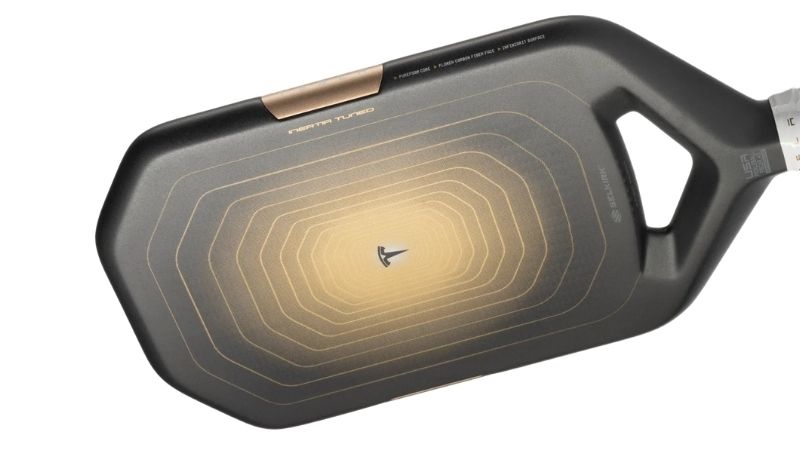 Cảm giác bóng của Selkirk Tesla Aurum phù hợp với những pha dink, reset và block cần độ kiểm soát cao