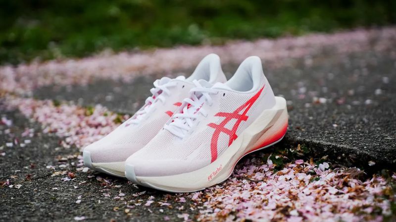Đánh giá Asics NovaBlast 6 với đế ngoài ASICSGRIP, tăng độ bám trên đường chạy