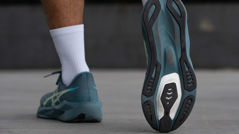 Đánh giá Asics NovaBlast 6 với đế ngoài ASICSGRIP tăng độ bám đường