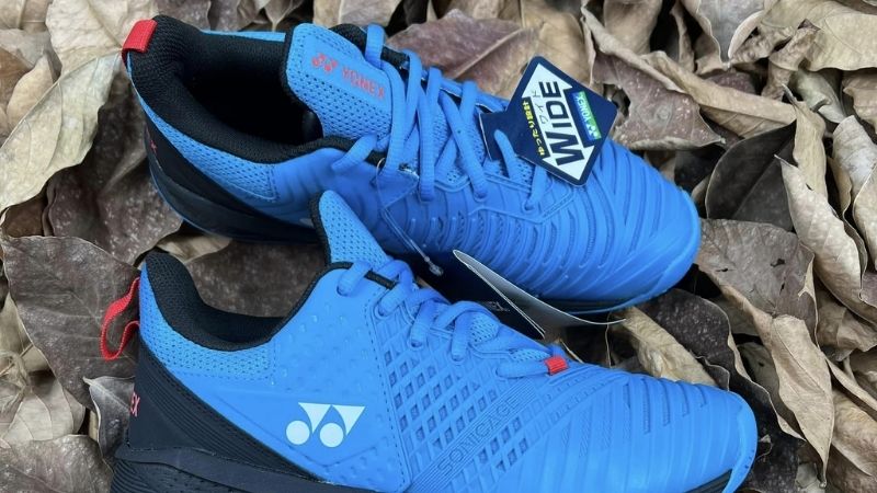 Đánh giá Yonex Sonicage 3 với thiết kế hiện đại, upper ôm chân và kiểu dáng thể thao năng động