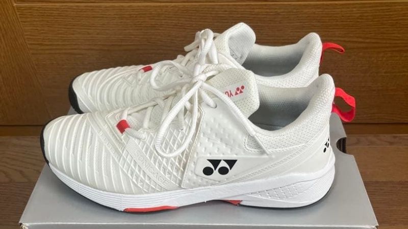 Form giày Yonex Sonicage 3 ôm chân, hỗ trợ cố định gót và phù hợp người chơi bàn chân thon