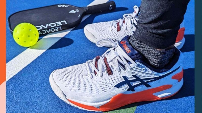 Giày pickleball tốt nhất cho người bị viêm cân gan chân cần đế giữa êm và khả năng hấp thụ sốc