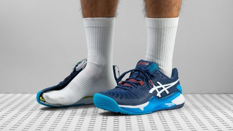 ASICS GEL-Resolution và GEL-Court FF nổi bật với đệm gót và khả năng hỗ trợ bàn chân
