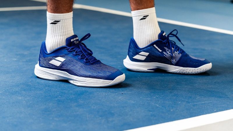 Làm quen với giày pickleball mới mua giúp giảm đau chân, hạn chế phồng rộp và tăng sự thoải mái khi thi đấu