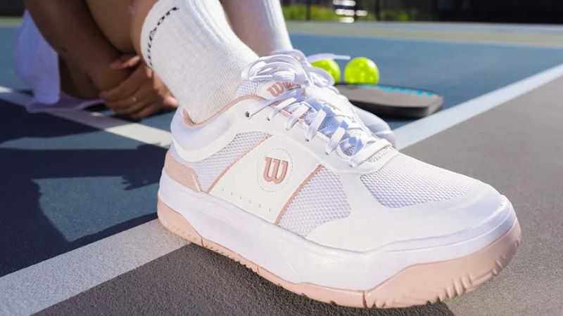 Thử giày pickleball vào buổi chiều tối giúp chọn size phù hợp với độ giãn nở tự nhiên của bàn chân