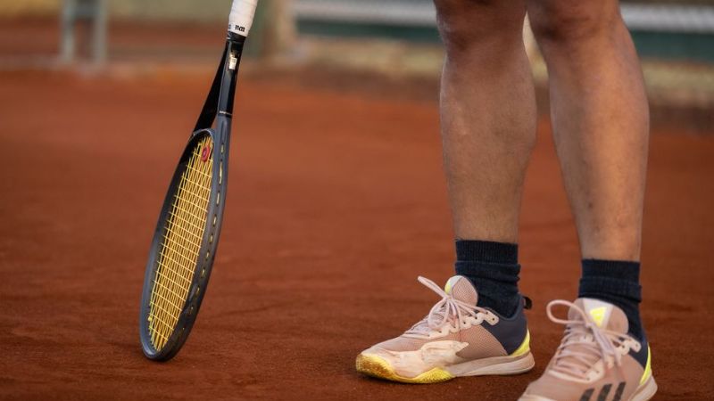 Mang giày pickleball đi lại nhẹ nhàng trong nhà giúp form giày dần mềm và ôm chân tự nhiên hơn