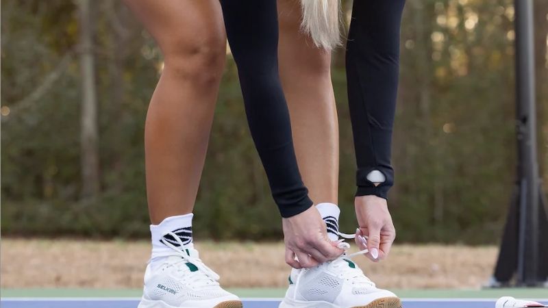 Giày pickleball mới mua nên được điều chỉnh dây để sát với kích thước bàn chân người đi