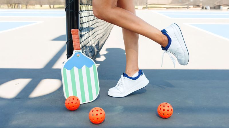 Băng bảo vệ gót chân giúp giảm ma sát, hạn chế phồng rộp khi sử dụng giày pickleball mới trong buổi đầu