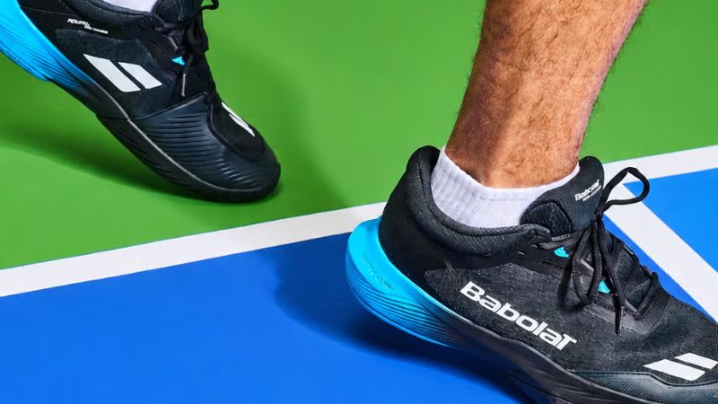 Giày pickleball ôm sát bàn chân nhưng không gây cấn đau là dấu hiệu phù hợp để bắt đầu thi đấu