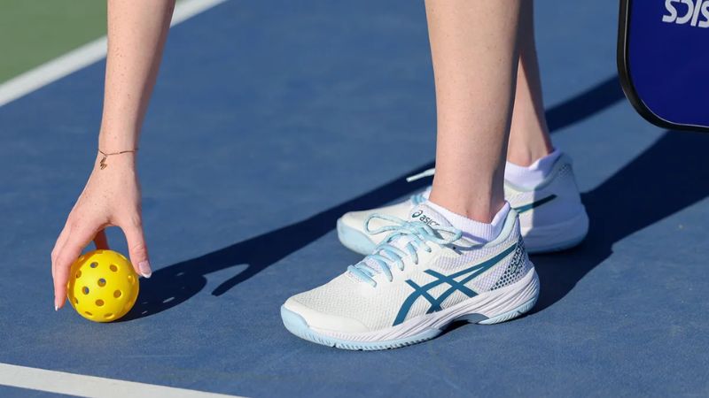 Thi đấu cường độ cao ngay khi mới mua giày pickleball có thể khiến bàn chân đau nhức và phồng rộp