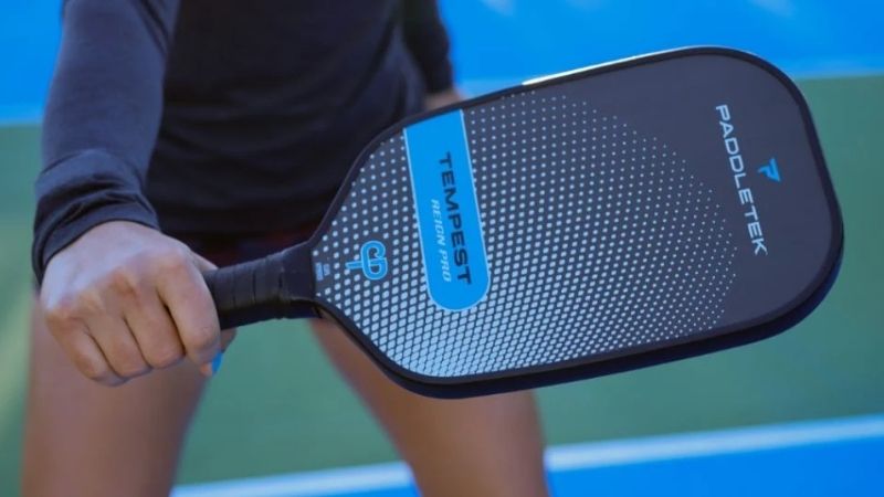 Nên chọn vợt all court hay power dựa trên thiết kế, khả năng kiểm soát và sức mạnh khi thi đấu pickleball
