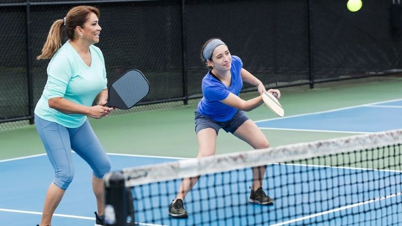 Hướng dẫn thử vợt pickleball thực tế để đánh giá trọng lượng, độ cân bằng và cảm giác bóng trước khi mua