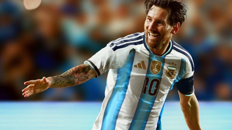 Áo sân nhà Argentina World Cup 2026 nổi bật với sọc xanh gradient và logo AFA thêu tinh xảo