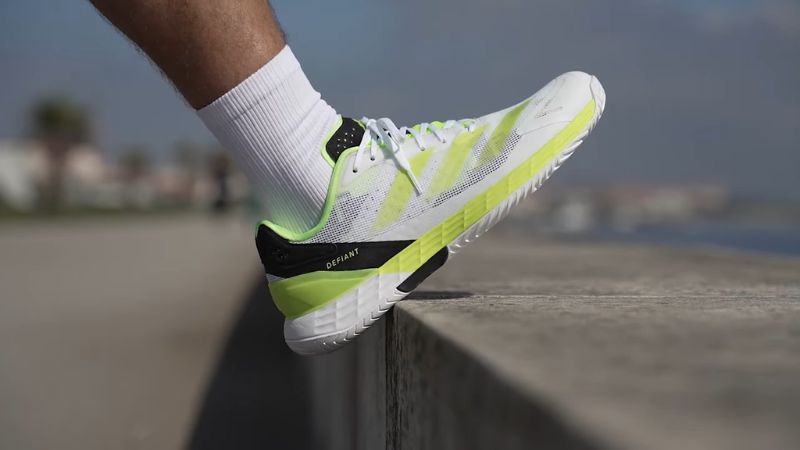 Form adidas Defiant Speed 2 có mũi rộng nhưng cổ giày chưa phù hợp bàn chân thon