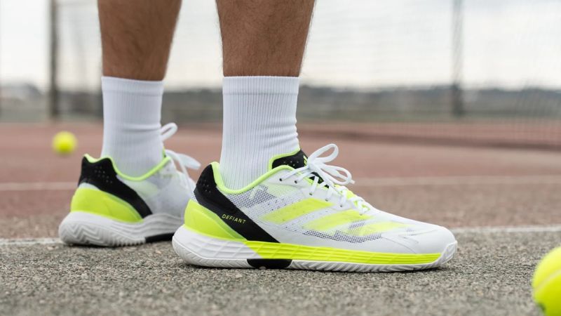 review adidas Defiant Speed 2 phân tích độ ổn định và khả năng chống lật cổ chân